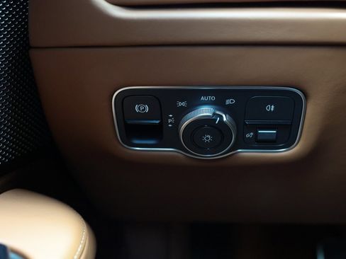 Used 2024 Aston Martin DB12 Convertible image 35