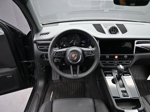 New 2025 Porsche Macan image 4