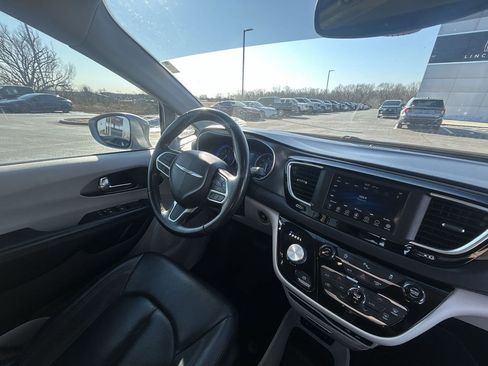 Used 2020 Chrysler Pacifica Touring-L image 11