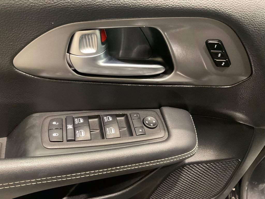 Used 2025 Chrysler Pacifica Select FWD image 7