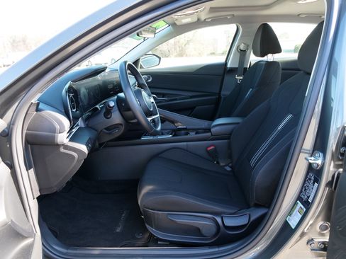 Used 2024 Hyundai Elantra SEL w/ Convenience Package image 16