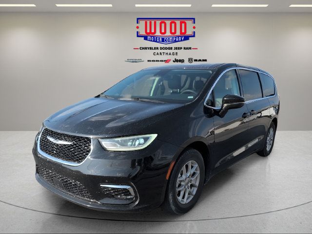 Used 2023 Chrysler Pacifica Touring-L FWD image 7