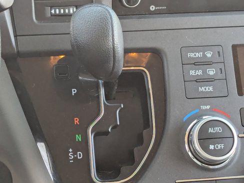 Used 2020 Toyota Sienna LE w/ Carpet Mat Package image 21