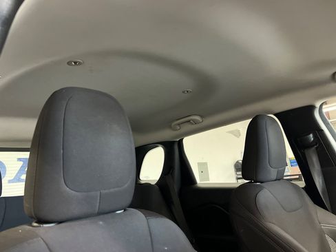 Used 2020 Jeep Cherokee Latitude w/ Cold Weather Group image 16