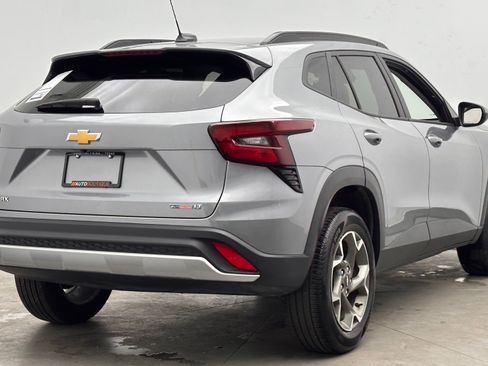 Used 2025 Chevrolet Trax LT w/ LT Convenience Package FWD image 7