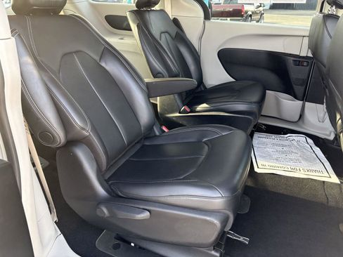 Used 2023 Chrysler Pacifica Touring-L image 12
