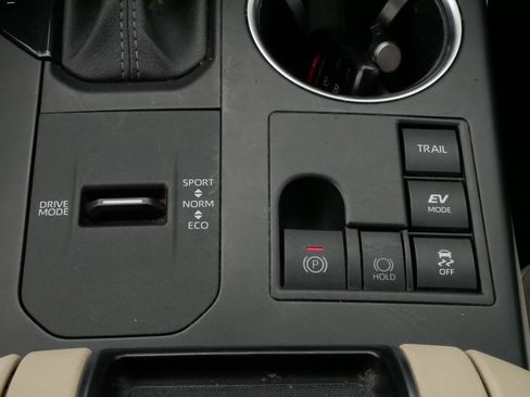 Used 2024 Toyota Highlander XLE AWD/4WD image 25