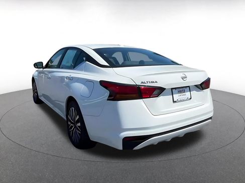 Used 2025 Nissan Altima 2.5 SV FWD image 9