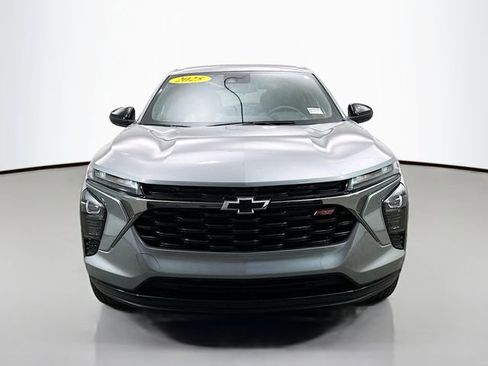 Used 2025 Chevrolet Trax RS w/ Driver Confidence Package image 2