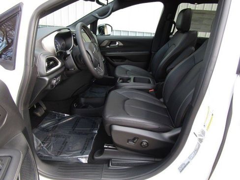 New 2026 Chrysler Pacifica Select image 11