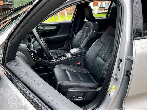 Certified 2025 Volvo XC40 B5 Plus AWD/4WD image 27