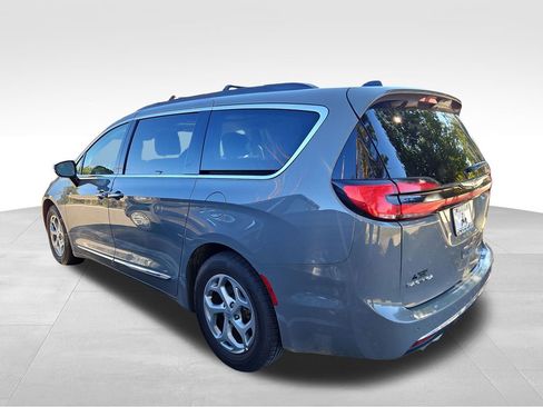 Used 2023 Chrysler Pacifica Limited image 4