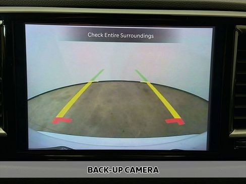 Used 2024 Chrysler Pacifica Touring-L image 4