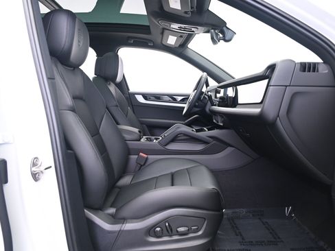 Used 2025 Porsche Cayenne image 28
