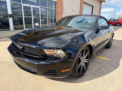 Used 2012 Ford Mustang Convertible image 2