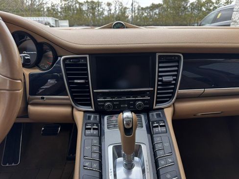 Used 2015 Porsche Panamera S image 32