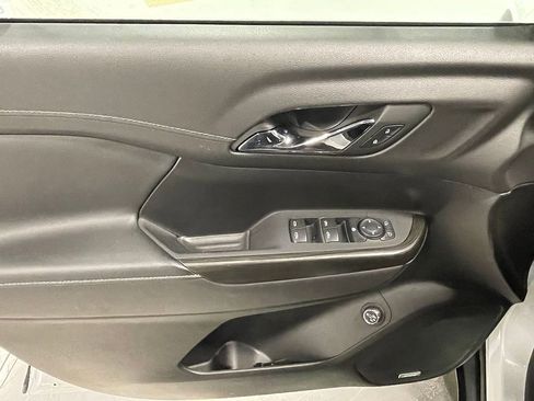 Used 2022 GMC Acadia SLT w/ Elevation Edition image 22