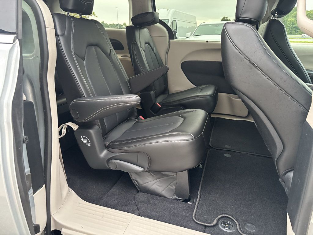 Used 2023 Chrysler Pacifica Touring-L FWD image 19