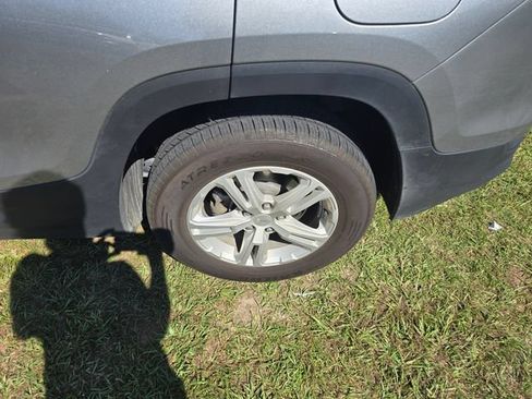 Used 2024 GMC Terrain SLE FWD image 4