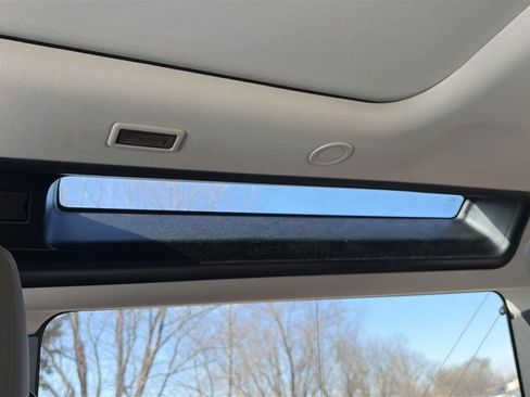 Used 2024 Land Rover Defender 90 S image 22