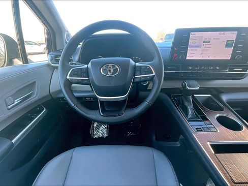 Used 2024 Toyota Sienna XLE image 5
