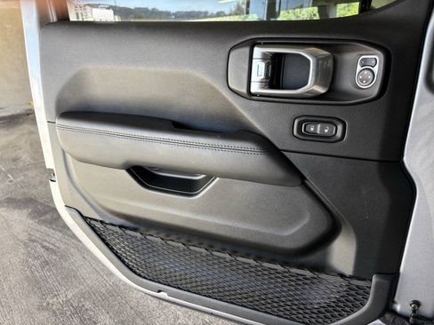 Used 2021 Jeep Wrangler Unlimited Sahara image 21