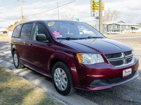 Used 2018 Dodge Grand Caravan SE w/ UConnect Hands-Free Group image 3