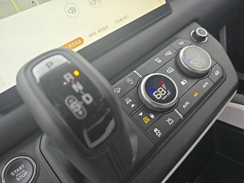 Used 2025 Land Rover Defender 110 S image 24