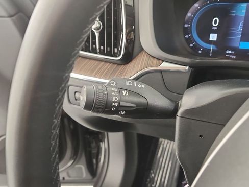 Used 2022 Volvo XC60 B5 Momentum image 24