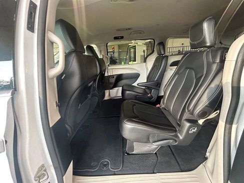 Used 2024 Chrysler Pacifica Touring-L image 32