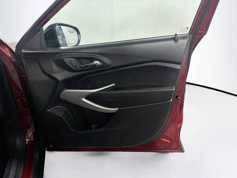 Used 2025 Chevrolet Trax RS image 29