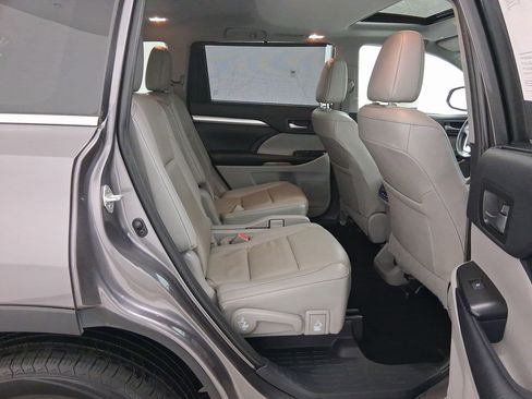 Used 2019 Toyota Highlander XLE image 30