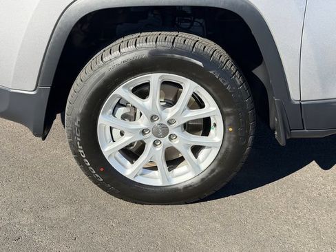 Used 2018 Jeep Cherokee Latitude Plus w/ Comfort/Convenience Group AWD/4WD image 27