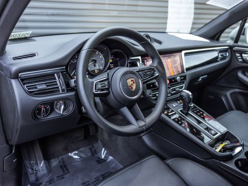 Certified 2023 Porsche Macan S AWD/4WD image 4
