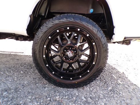 Used 2022 Toyota Tacoma Limited image 11