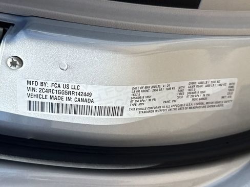 Used 2024 Chrysler Pacifica Limited FWD image 40