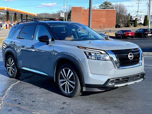 Used 2024 Nissan Pathfinder Platinum image 2