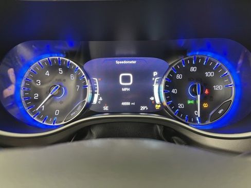 Used 2021 Chrysler Pacifica Touring-L image 25