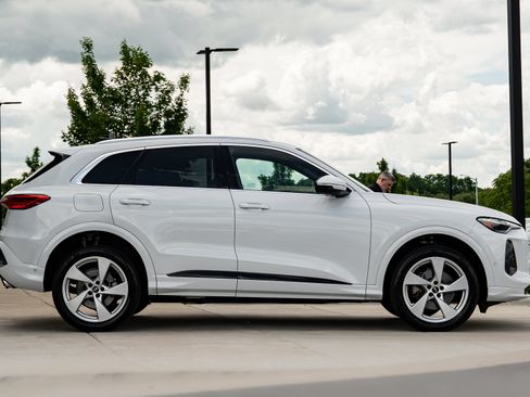 Certified 2025 Audi Q5 Premium Plus w/ Premium Plus AWD/4WD image 3