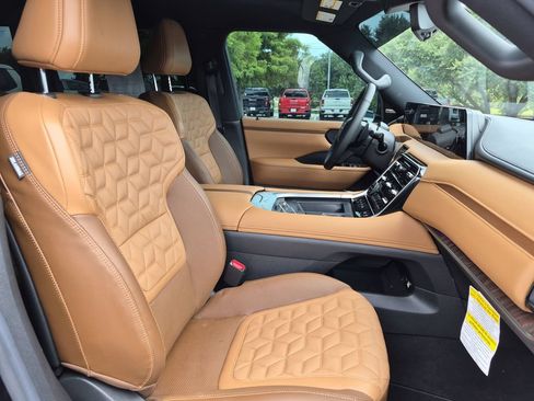 Used 2025 Nissan Armada Platinum Reserve AWD/4WD image 40