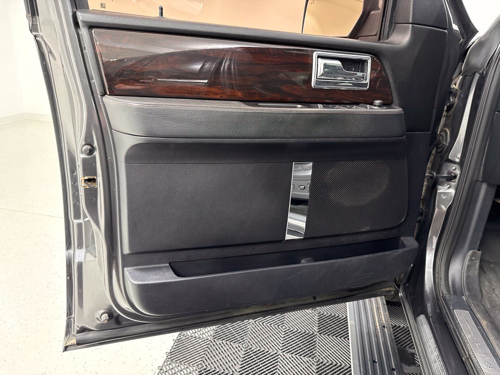 Used 2016 Lincoln Navigator Reserve AWD/4WD image 12