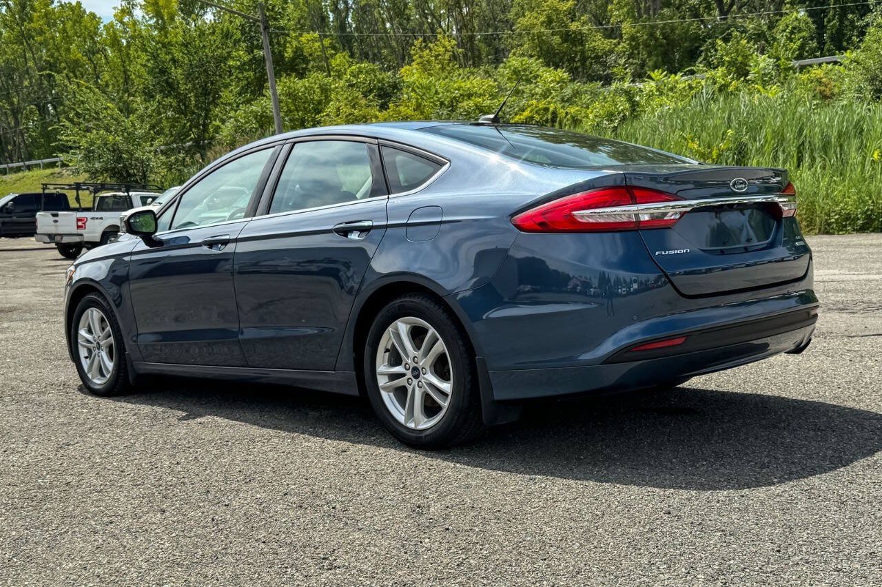 Used 2018 Ford Fusion SE w/ Fusion SE Technology Package FWD image 5