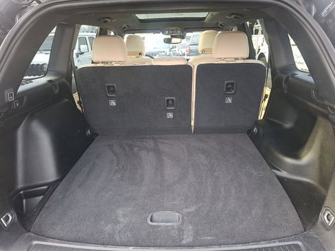 Used 2023 Jeep Grand Cherokee Limited w/ Black Appearance Package image 18