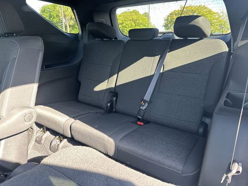 Used 2025 Chevrolet Traverse LT image 32