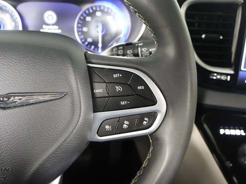 Used 2023 Chrysler Pacifica Touring-L FWD image 41
