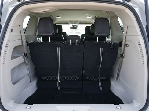 Used 2023 Chrysler Pacifica Touring-L image 10