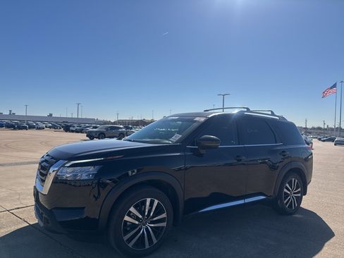 Certified 2024 Nissan Pathfinder Platinum w/ Cargo Package image 9