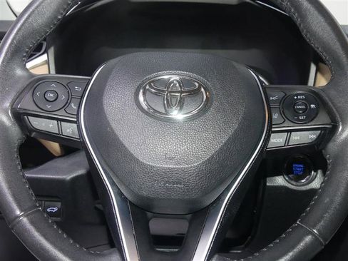 Used 2019 Toyota RAV4 XLE Premium image 31