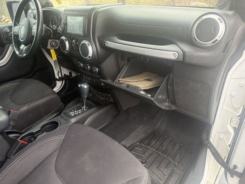 Used 2013 Jeep Wrangler Unlimited Sahara image 40