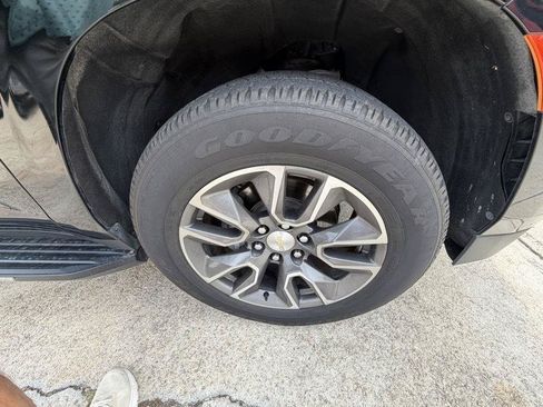 Used 2023 Chevrolet Suburban LT RWD image 12